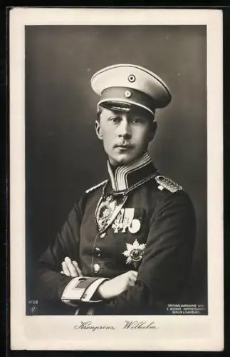AK Portrait von Kronprinz Wilhelm von Preussen in Uniform mit Orden und Schirmmütze