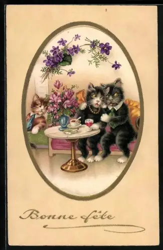 AK Katzen sitzen bei Tee und Wein gemütlich auf dem Sofa, Bonne Fete, vermenschlichte Tiere