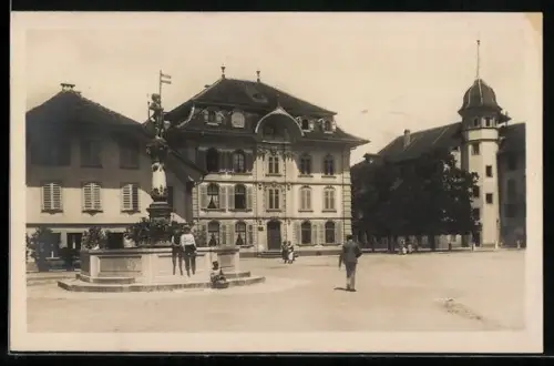 AK Zofingen, Strassenpartie mit Brunnen