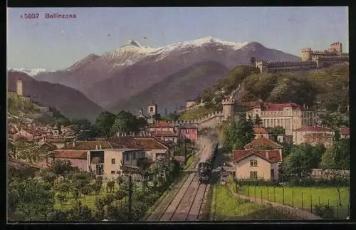 AK Bellinzona, Ortsansicht mit fahrendem Zug auf Bahnschienen