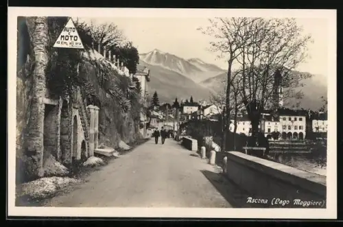 AK Ascona /Lago Maggiore, Strassenpartie mit Bergpanorama