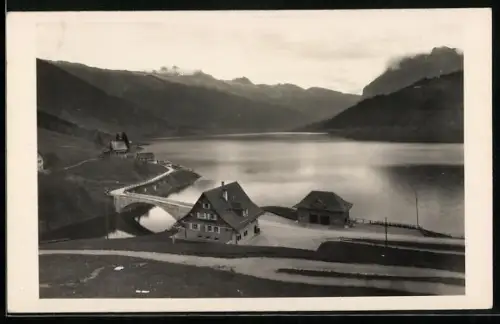 AK Innerthal, Gasthaus Stausee mit den Wäggitalerbergen, Bes. Familie Spiess
