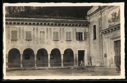 AK Carona, Innenhof mit Arkadengang und Tor mit Reiter-Fresko