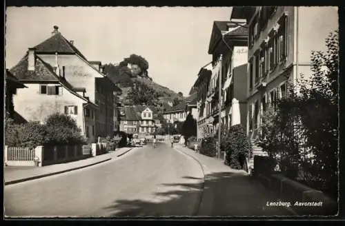 AK Lenzburg, Aavorstadt, Strassenpartie mit Radfahrern