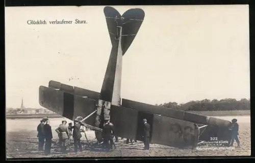 AK Sanke Nr.322, Soldaten vor dem abgestüzten Wrack eines Flugzeug's