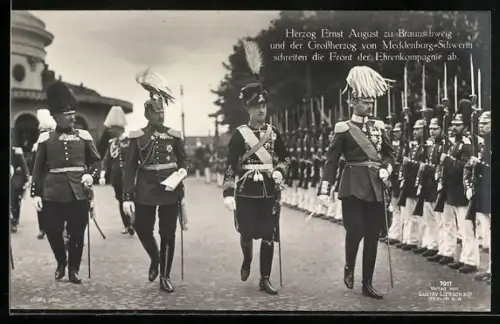 AK Herzog Ernst August zu Braunschweig & Grossherzog von Mecklenburg-Schwerin schreiten Front der Ehrenkompagnie ab
