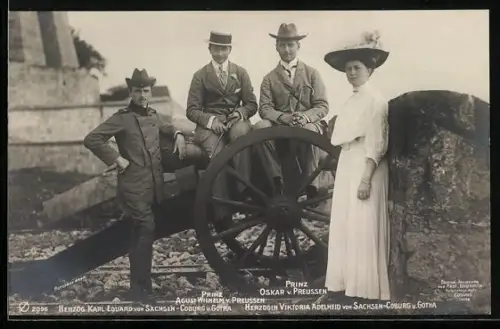 AK Herzog Karl-Ed.und Herzogin Viktoria Adelhein von Sachsen-Coburg-Gotha mit Prinz Aug. Wilhelm und Oskar von Preussen