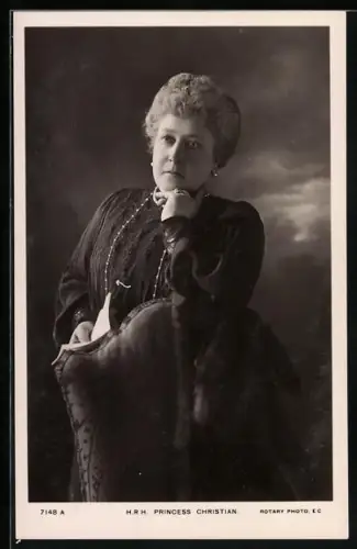 AK H. R. H. Princess Christian von England im eleganten Kleid an Stuhl gelehnt