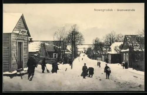 AK Nowogrodek, Grodnoerstrasse im Winter mit Passanten
