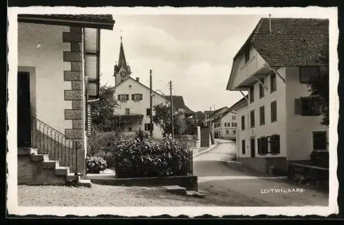 AK Leutwil, Strassenpartie mit Kirchturm