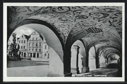 AK Bad Landeck, Laubengang, Ortspartie mit Säulendenkmal