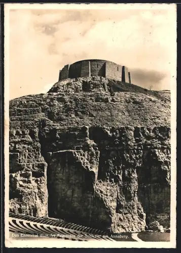 AK Annaberg, Das Ehrenmal über der Feierstätte der Schlesier am Annaberg