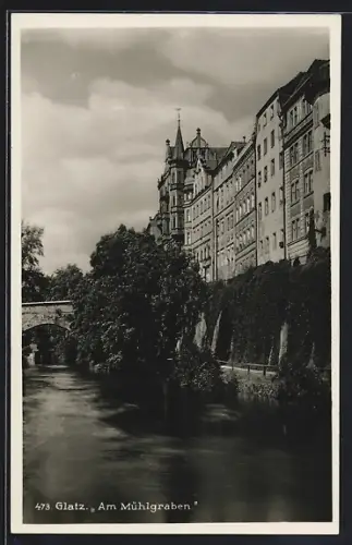 AK Glatz, Am Mühlgraben mit Steinbrücke und Häuserfassaden