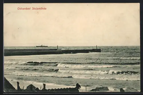AK Stolpmünde, Hafenmole, Frachtschiff im Hintergrund