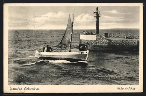 AK Stolpmünde, Hafeneinfahrt mit Leuchtfeuer und einlaufendem Fischkutter StO-50