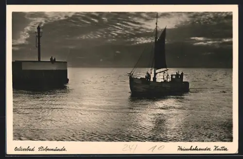 AK Stolpmünde, Hafeneinfahrt mit Leuchtfeuer und heimkehrenden Fischkutter STO-30