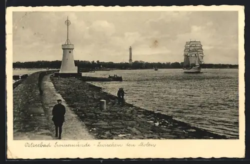 AK Swinemünde, Zwischen den Molen, Bake und Leuchtturm