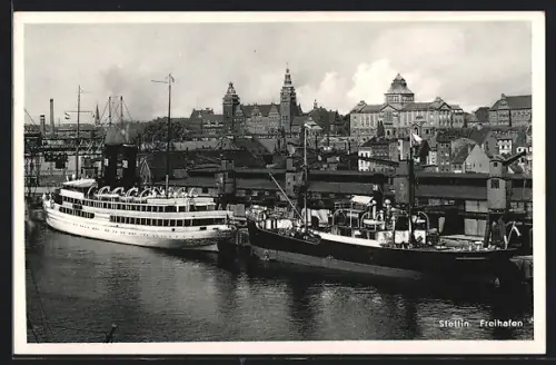 AK Stettin, Freihafen mit Blick auf das Städtische Museum, Frachtschiff und Passagierdampfer