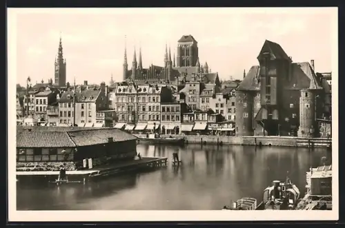 AK Danzig, Blick auf das Krantor, Marienkirche und Rathaus
