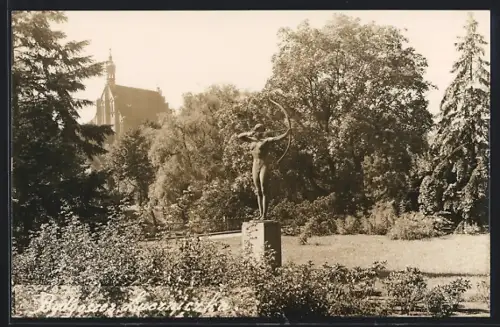 AK Bromberg, Plastik der Bogenspannerin im Park