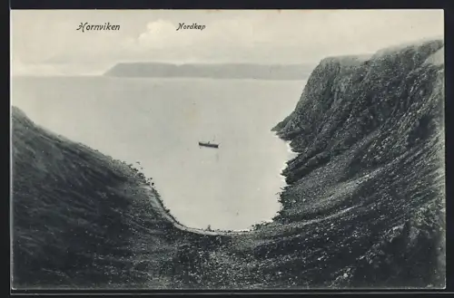 AK Hornviken, Blick auf die Bucht mit Nordkap im Hintergrund