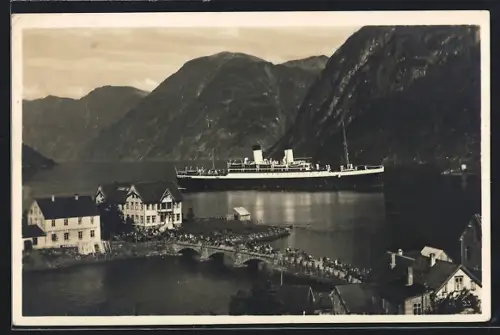 AK Hellesylt, Dampfer ankert vor dem Ort