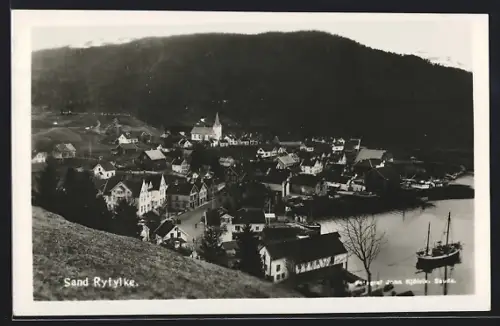 AK Sand /Ryfylke, Ortsansicht mit Kirche vom Berghang aus