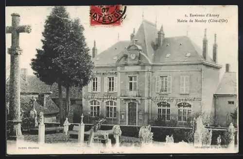 AK Manlay /Côte-d`Or, Mairie de Manlay et croix en pierre au premier plan