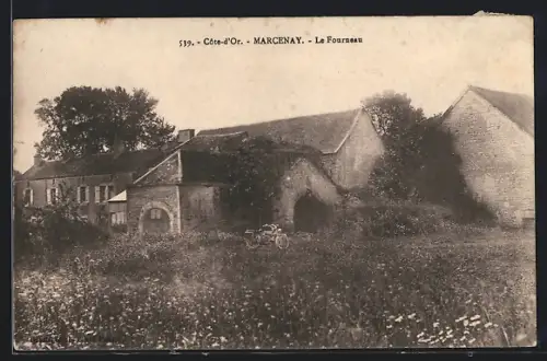 AK Marcenay, Le Fourneau avec une motocyclette devant des bâtiments rustiques