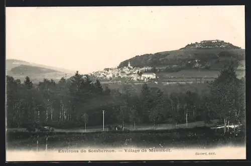 AK Mesmont /Sombernon, Village de Mesmont avec collines boisées en arrière-plan