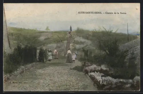 AK Alise-Sainte-Reine, Chemin de la Statue avec promeneurs dans la campagne environnante
