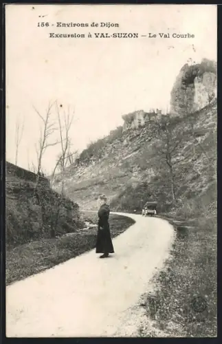 AK Val-Suzon, Excursion au Val Courbe avec route sinueuse et voiture ancienne