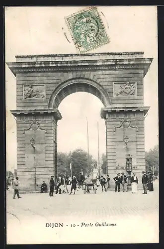 AK Dijon, Porte Guillaume avec passants sur la place animée
