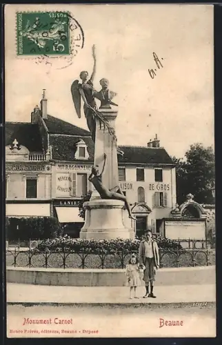 AK Beaune, Monument Carnot avec des passants devant l`hôtel de ville