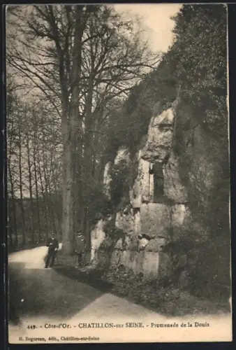 AK Châtillon-sur-Seine, Promenade de la Douix avec falaises et promeneurs