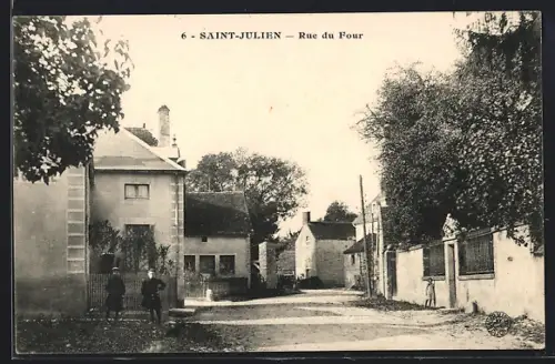AK Saint-Julien, Rue du Four avec des passants et des maisons anciennes
