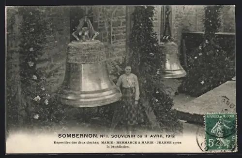 AK Sombernon, Exposition des deux cloches Marie-Hermance et Marie-Jeanne après la bénédiction