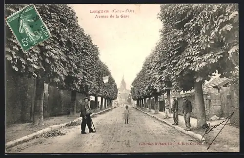 AK Laignes /Côte-d`Or, Avenue de la Gare avec passants et arbres alignés