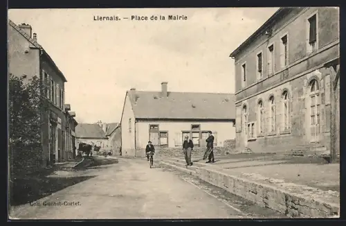 AK Liernais, Place de la Mairie avec des passants et bâtiments historiques
