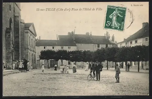 AK Is-sur-Tille /Côte-d`Or, Place de l`Hôtel de Ville avec habitants et arbres alignés