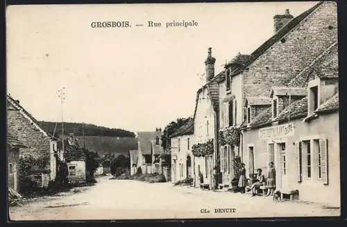 AK Grosbois, Rue principale avec bâtiments traditionnels et habitants devant les maisons
