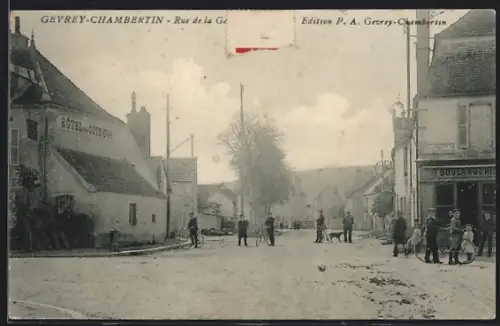 AK Gevrey-Chambertin, Rue de la Gare avec passants et bâtiments historiques