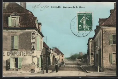 AK Genlis, Avenue de la Gare avec bâtiments et passants