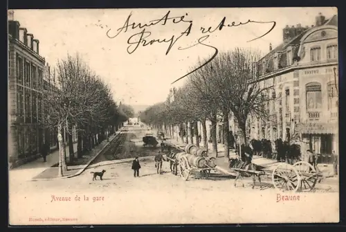 AK Beaune, Avenue de la gare avec charrettes et passants