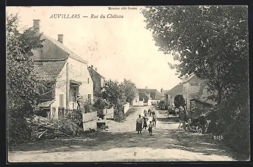 AK Auvillars, Rue du Château animée avec habitants et vélos