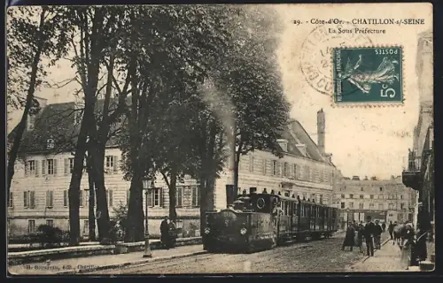 AK Châtillon-sur-Seine, La Sous-Préfecture avec train et passants sur la rue animée