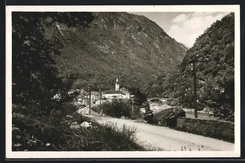 AK Bignasco, Strassenpartie mit Kirche