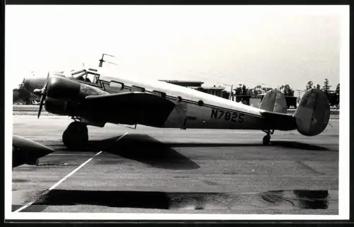 Fotografie Flugzeug Zweimotoriger Niederdecker mit Doppelleitwerk N7825