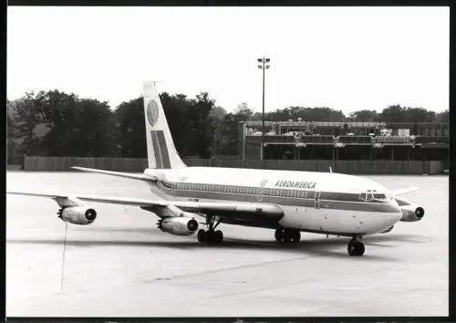 Fotografie Flugzeug Boeing 720, Aeroamerica N730T auf Rollfeld des Flughafen Berlin-Tegel