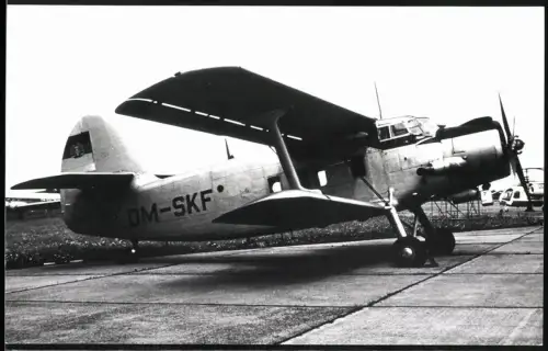 Fotografie Flugzeug Antonow An-2, Kennung DM-SKF mit DDR Wappen auf dem Leitwerk